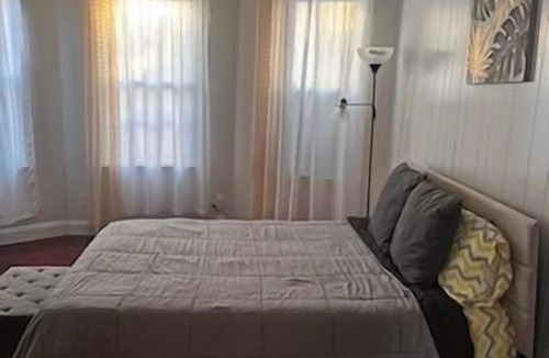 Flatbush Apartment | Stay in or go out best place in Brooklyn