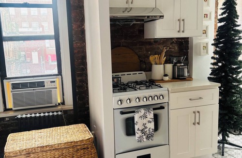 Chinatown Apartment | studio in chinatown/little italy fabulous neighborhood