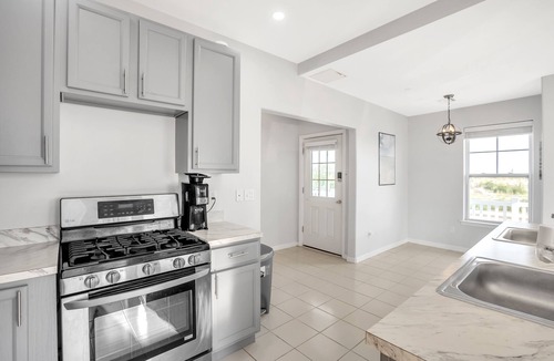 Queens House | Stunning Beachfront Queens Getaway 4 Bedroom Townhouse by Redawning