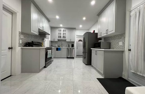 Niagara Falls House | Stylish Spacious Comfy - Minutes to Falls & Casino - Fits 13