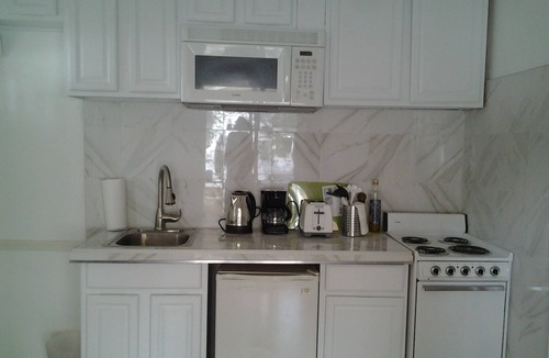 Briarwood Apartment | Sunny, Contemporary 1 Bedroom Apartment With Large Patio