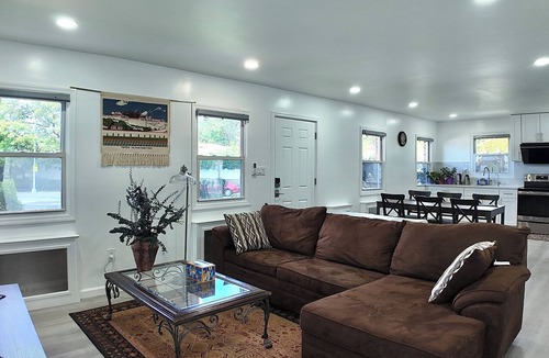 Queens House | Sunny House in Queens · Entire Home · Private Parking