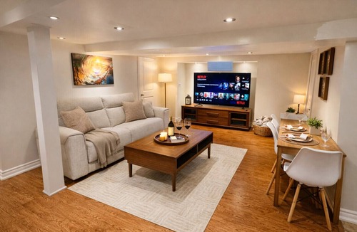 Brampton House | Two Kitchens · Two Entrances · Sleeps 6 · Pearson ~15 Min