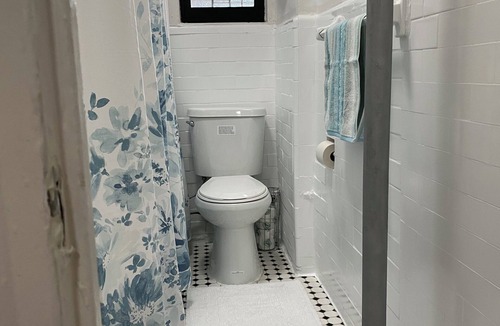 Fort George Apartment | Warm and cozy room near the train station that will take you to explore the city