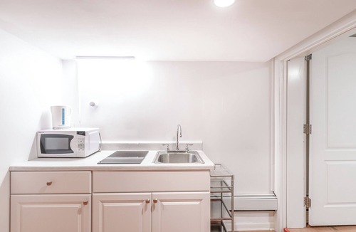 East Flushing Apartment | Wonderful Budget 2-3 Bedroom Apartment with Wi-Fi, AC in charming Queens