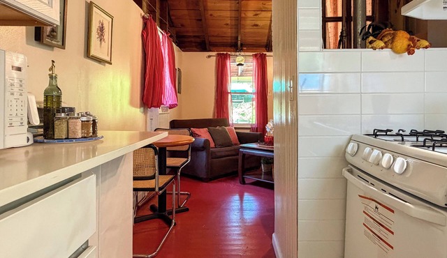 2bed small, Rustic cabin, Patio, games, 5 min to DE river, 8 min to Port Jervis. in Sparrow Bush