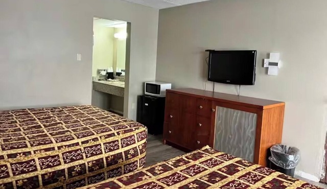 3 Group-Friendly Rooms Perfect for Exploring Devils Lake Area, w/Free Parking!