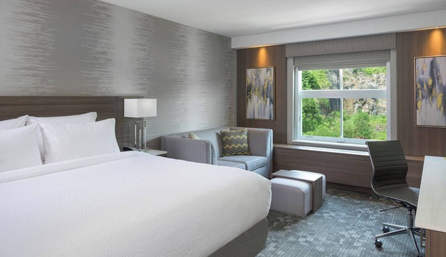 Courtyard by Marriott Edgewater NYC Area