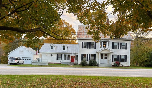 Historic riverfront Booth House - 7 bedrooms & 5 baths, 6 acres close to slopes!
