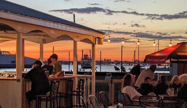 Hotel Wolfe Island