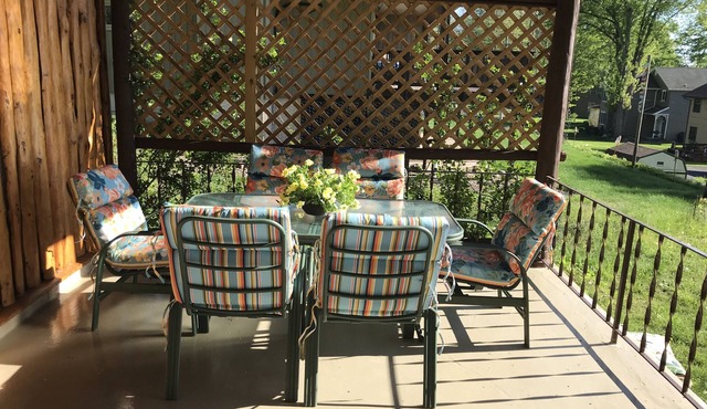 Lakefront house with privacy and great sunsets - rents Saturday to Saturday