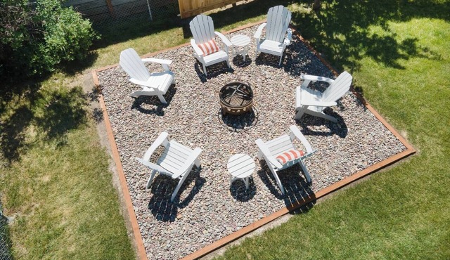 Mid-Way on 3rd, Sleeps 10, Sauna and Firepit with tow living rooms and fenced back yard