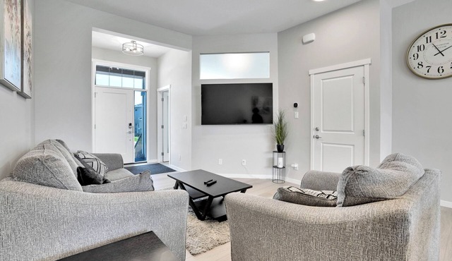 Remote Work Ready/AC/Lake Access/Near South Health Campus/Games in Calgary