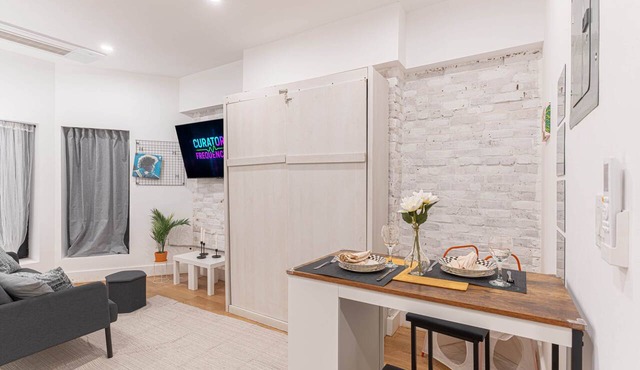 Stylish & Renovated Studio near Train