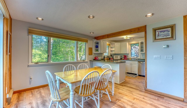Summit Viewtopia Modern Rustic Mountain Valley View Ski Cabin Shared Pool HotTub in Campton
