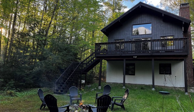 Tranquil Mountain Chalet- fireplace, deck, sauna, hiking trails, close to skiing