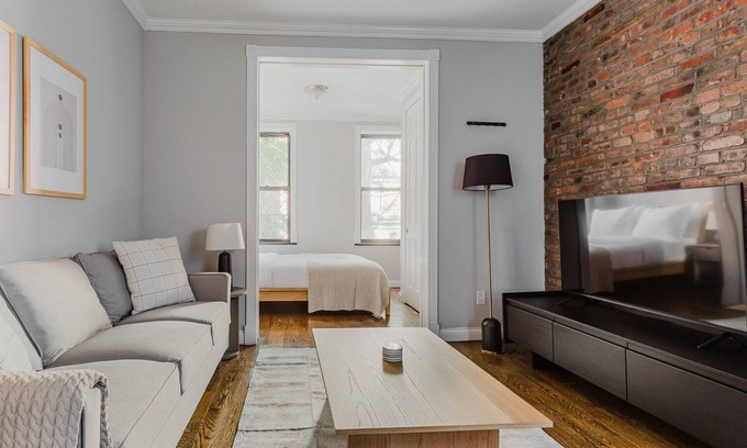 Ukrainian Village Apartment | Blueground | East Village 1bd apartment