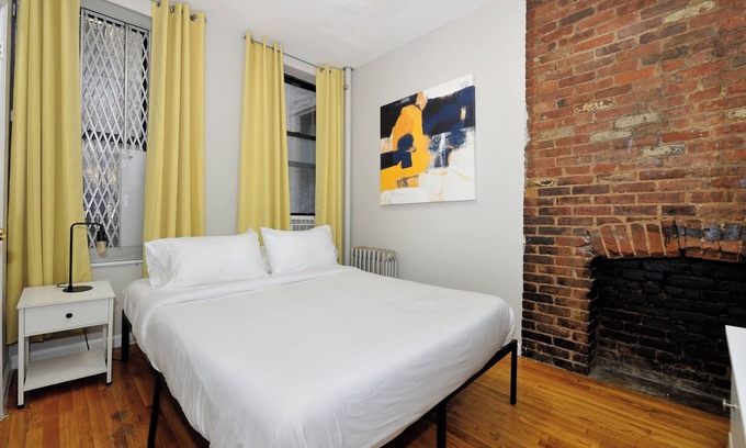 Ukrainian Village Apartment | Charming 3-Beds apartment with AC and WiFi in prime East Village/steps to SoHo
