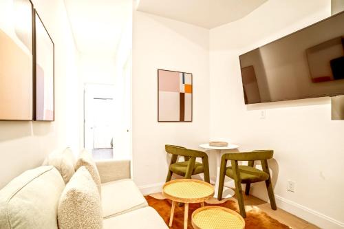 Ukrainian Village Apartment | Charming 3BR 1Bath Apartment