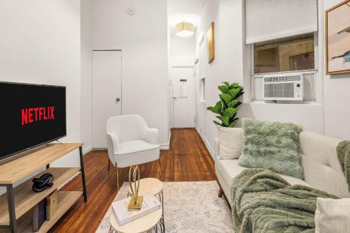 Ukrainian Village Apartment | Spacious 3-Bedroom Retreat in the Heart of NYC