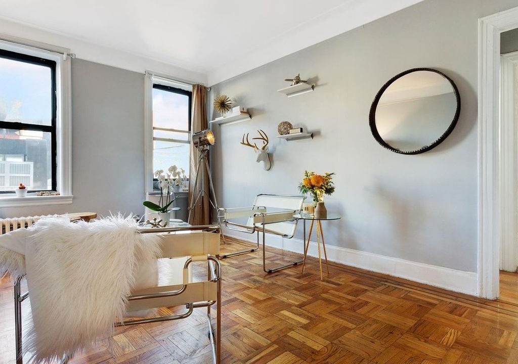 Photo of Livingroom in Bath Beach