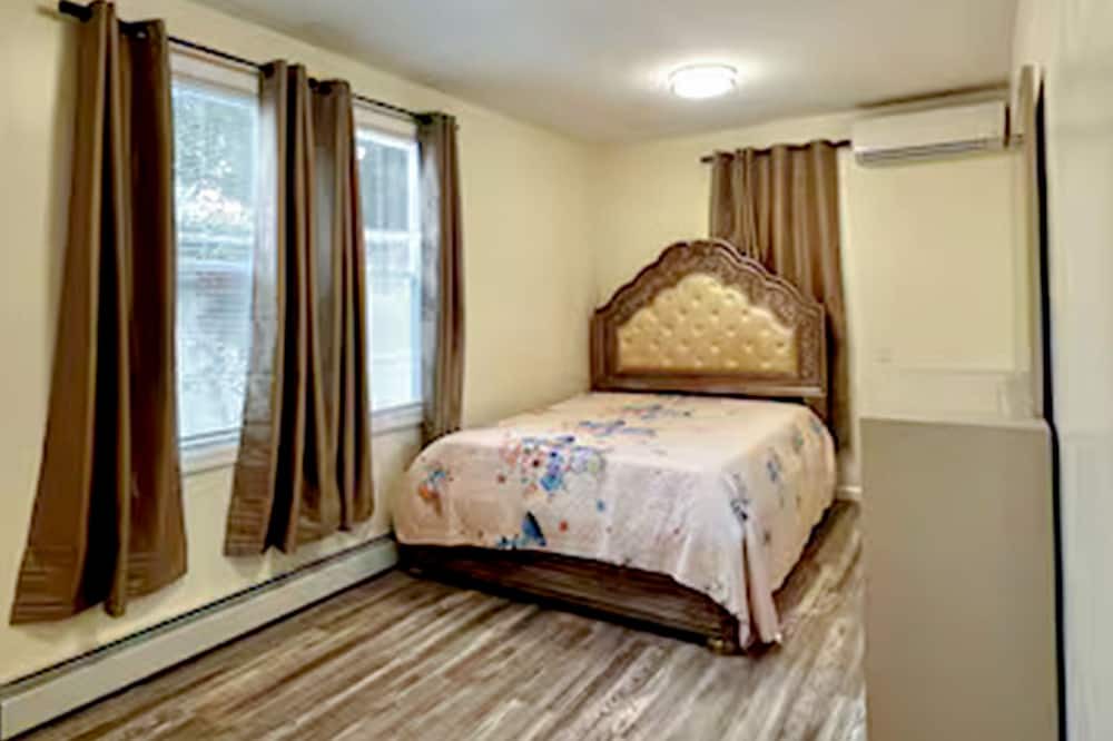 Photo of Bedroom in Jamaica Hills