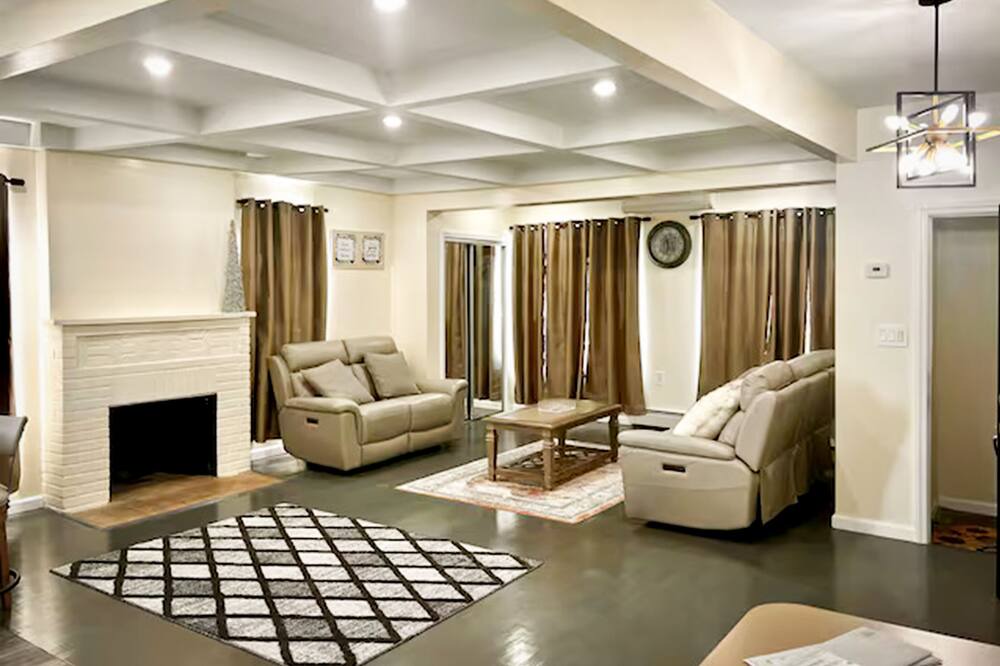 Photo of Livingroom in Jamaica Hills