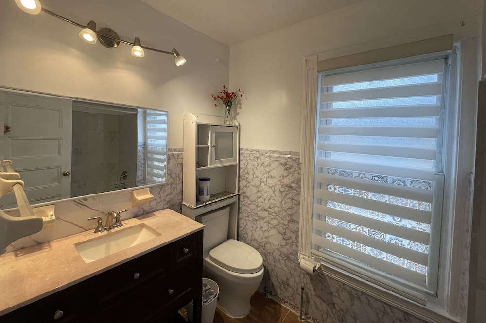 Photo of Bathroom in Auburndale