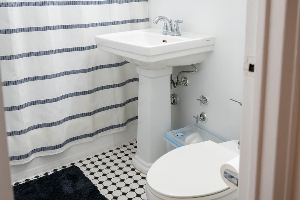 Photo of Bathroom in East Harlem