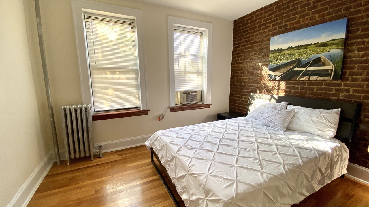 Photo of Bedroom in Ditmars Steinway