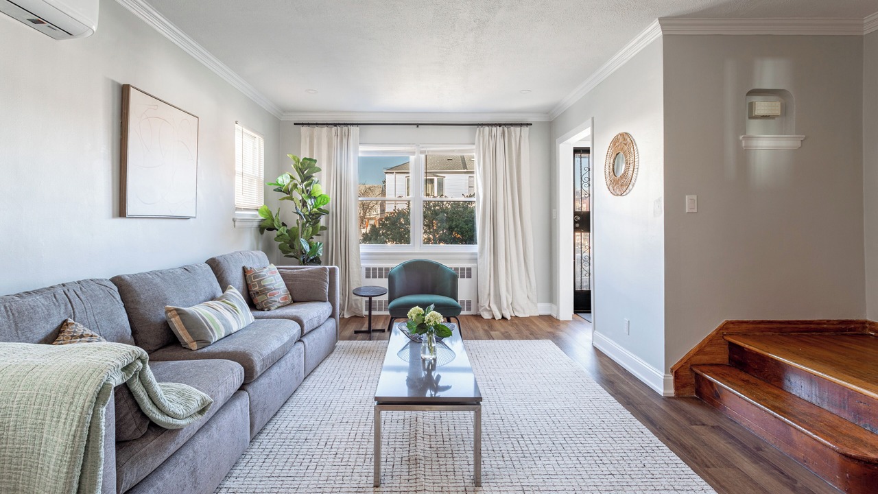 Photo of Livingroom in Kew Gardens Hills