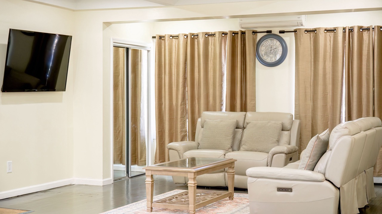 Photo of Bedroom in Jamaica Hills