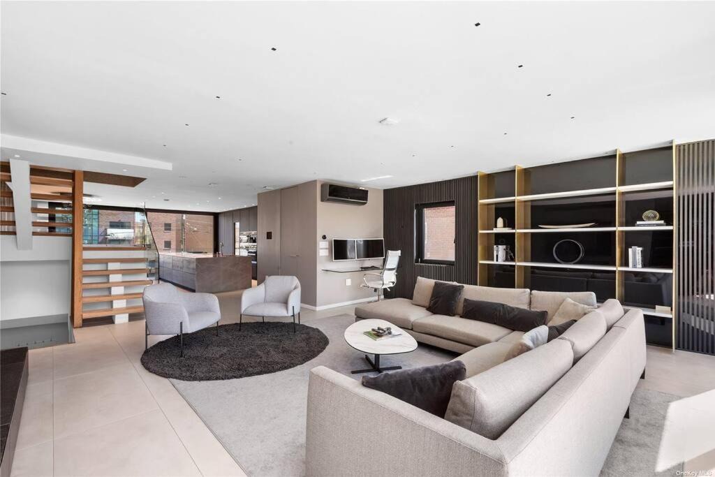 Photo of Livingroom in Astoria Heights