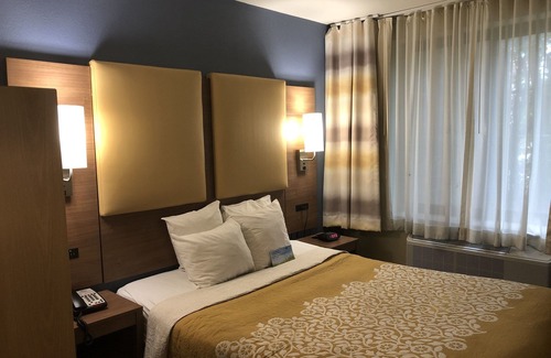 Brooklyn Hotel | Days Inn by Wyndham Brooklyn