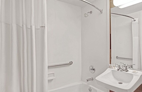 Brooklyn Hotel | Days Inn by Wyndham Brooklyn