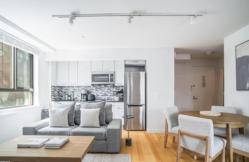 Ukrainian Village Apartment | Family 3 BR 1 Bath Getaway