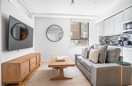 Ukrainian Village Apartment | Family 3 BR 1 Bath Getaway