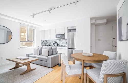 Ukrainian Village Apartment | Family 3 BR 1 Bath Getaway