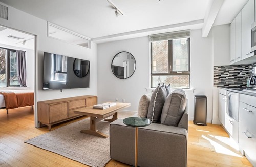 Ukrainian Village Apartment | Family 3 BR 1 Bath Getaway
