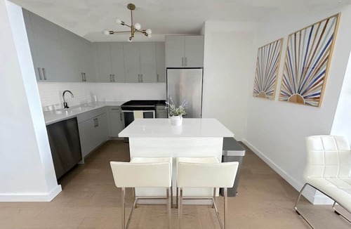 Williamsburg Apartment | Skyline Manhattan Views - Luxury Queen Suite - Outdoor Pool Williamsburg