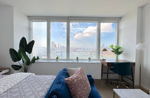 Williamsburg Apartment | Skyline Manhattan Views - Luxury Queen Suite - Outdoor Pool Williamsburg